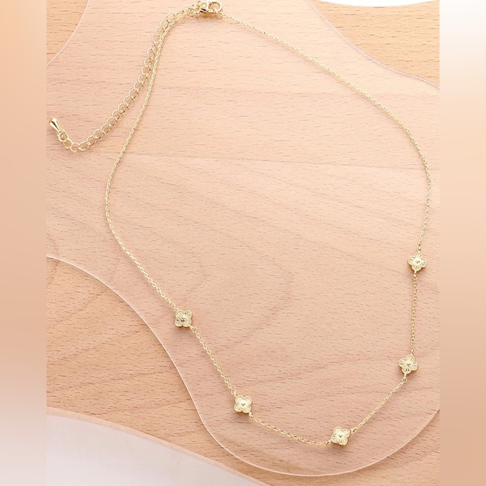 Mini Gold Clover Necklace (7100) - Picture 4 of 6